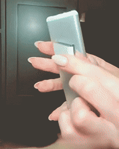 Mão segurando luz LED recarregável com sensor de movimento